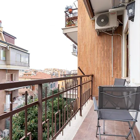 Contemporary Artist - Apartamento Roma
